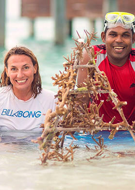 Сажать кораллы с биологом Float и следить за их ростом