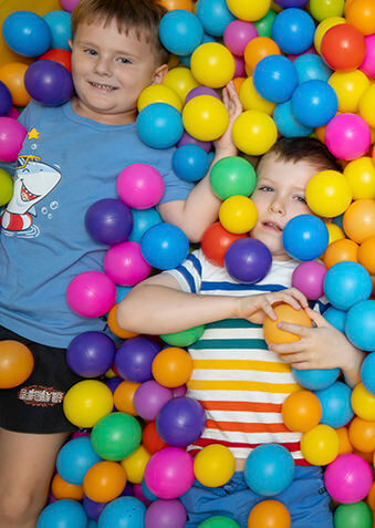 Бассейн с водой – хорошо, но с шариками – еще лучше!