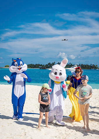 Пасхальные Кролики весело танцуют с детворой