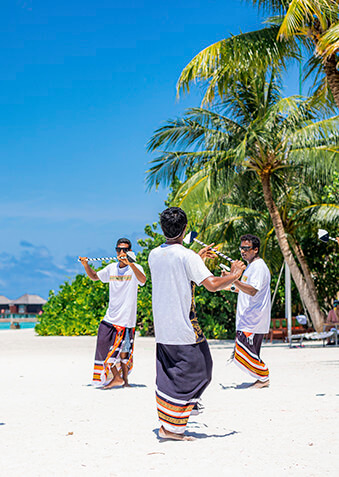 Невозможно побывать на Мальдивах и не станцевать боду-беру