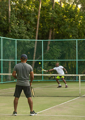 Можно взять урок у профессионального теннисиста или просто поиграть