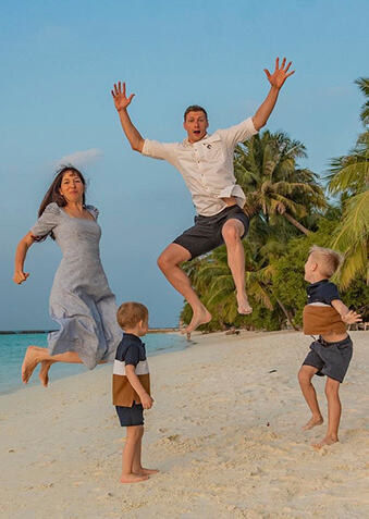 Счастливая семья на пляже Kurumba Maldives