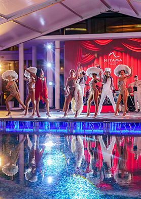 Зажигательный мюзикл на фоне звезд и бассейна