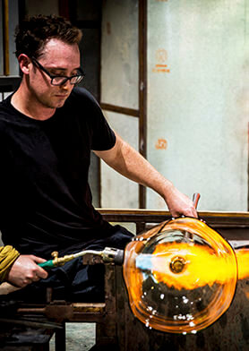 Учиться работать со стеклом в арт-студии