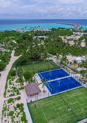 Футбольное поле, корты для большого и паддл-тенниса