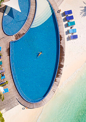 На островах Play и Chill – большие пейзажные бассейны