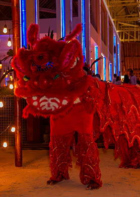 Вот такой обаятельный праздничный дракончик!