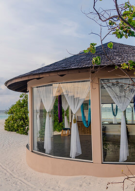 Йога-павильон расположен на безупречном пляже Куредивару