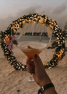 Рождественский венок на фоне белоснежного пляжа…