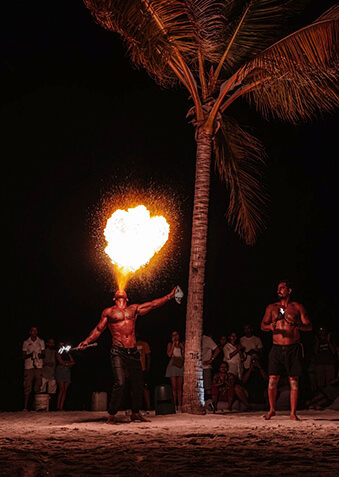 Зажигательное фаер-шоу – для всех гостей Villa Nautica!