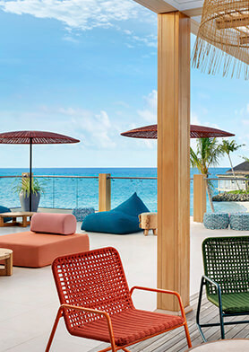 Общаться и дозаправляться в клубе Re:fuel