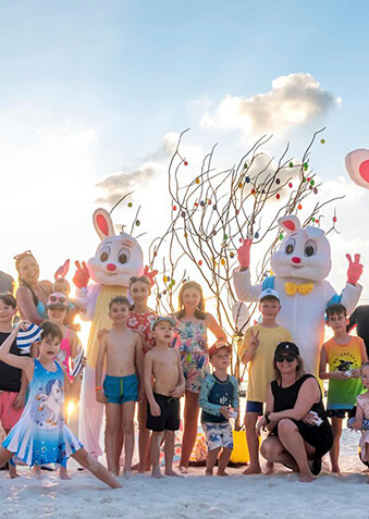 Пасхальные Кролики буквально заполонили пляж!