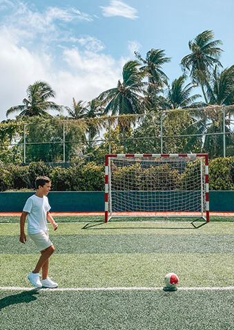 И что мне делать с этим мячом? Я же девочка!