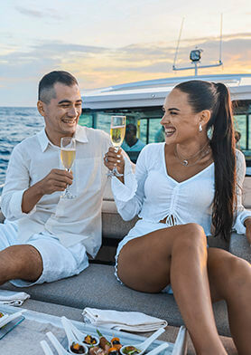 Пить шампанское на белоснежной яхте