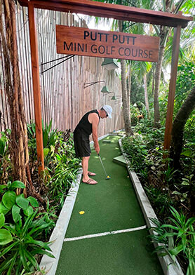 В Outrigger Maldives есть мини-поле для гольфа