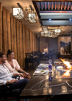 Восхищаться шоу теппаньяки в азиатском Le Asiatique