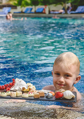Когда накупаешься в бассейне, перекус всегда кстати
