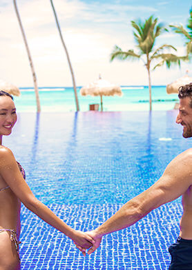 Плавать в потрясающем бассейне Emerald Maldives Resort