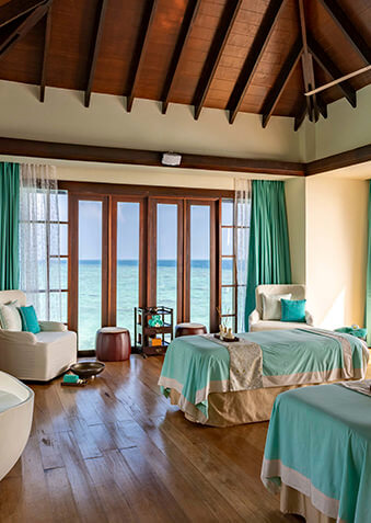 Из надводного спа-сьюта открывается вид на бескрайний океан