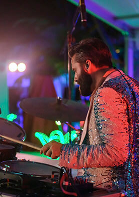 Живая музыка звучит в Niyama не только по праздникам