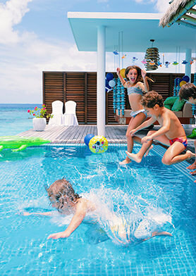 Веселиться с новыми друзьями из разных стран мира