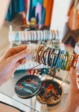 Выбирать памятные сувениры в бутике Mövenpick