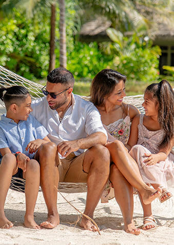 Идеальная семья на идиллическом острове