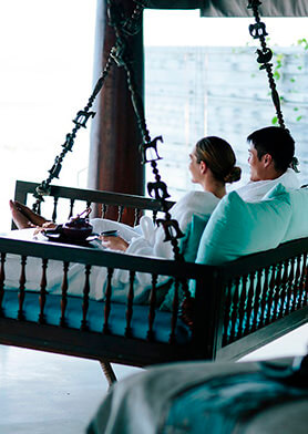 Релаксировать после спа-процедур на роскошных качелях