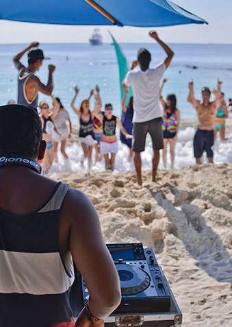 Пенная вечеринка на пляже – танцуют все!