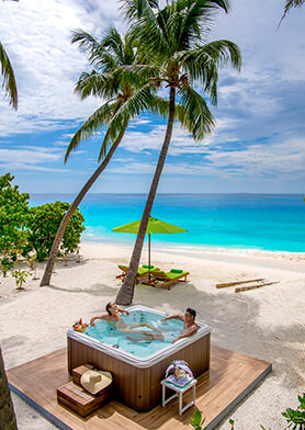 Нежиться в джакузи, неспешно потягивая шампанское