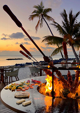 Лакомиться изумительным барбекю в ресторане на пляже