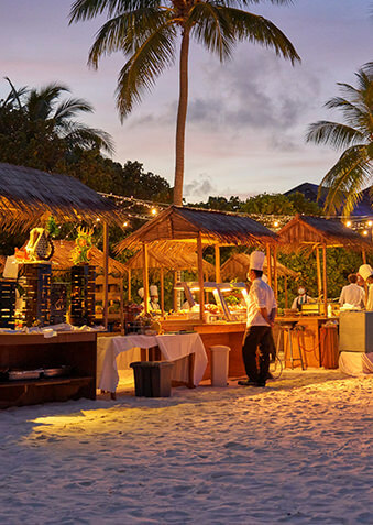 Добро пожаловать к столам, дорогие гости Hurawalhi!