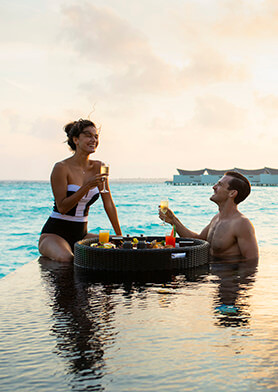 Встречать утро завтраками с шампанским в бассейне