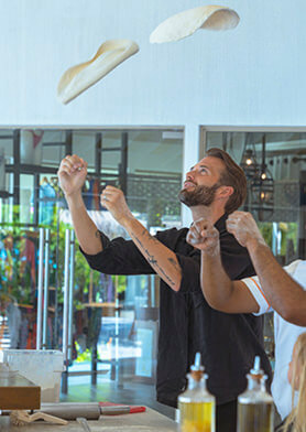 Перенимать основы мастерства у маэстро пиццы