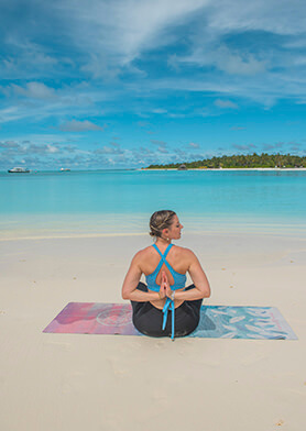 Йога на фоне идиллического пейзажа – идеальный релакс