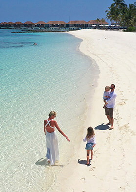 Совершать семейные прогулки по идиллическому пляжу