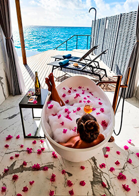 Нежиться ванне с пеной и лепестками цветов