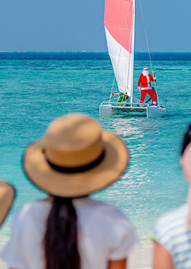 Катамаран – лучший транспорт для мальдивского Санты