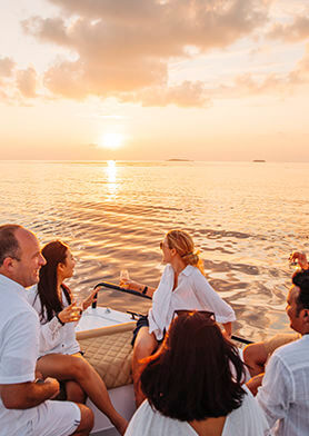 Пить шампанское с друзьями на яхте