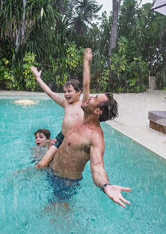 Тропический ливень – еще один повод для веселья