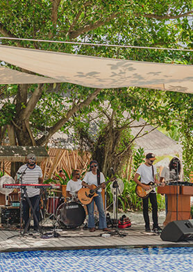 Петь и танцевать под живую музыку