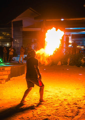 Зажигательное файер-шоу – как темперамент Мальдив!