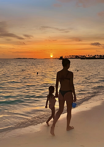 Прогулки на закате по идиллическому пляжу