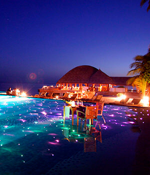 Ресторан у бассейна с видом на закат