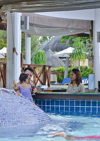 Подплываем к стойке Pool Bar – и наслаждаемся коктейлем!