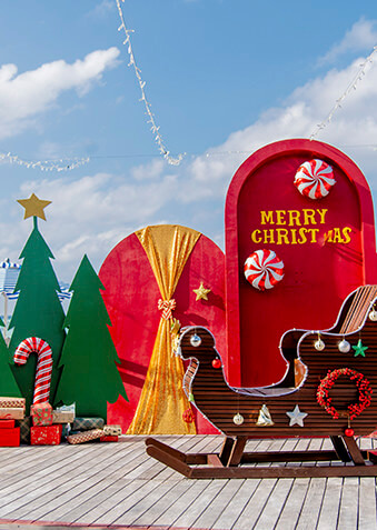 Рождественская фотозона на фоне Индийского океана