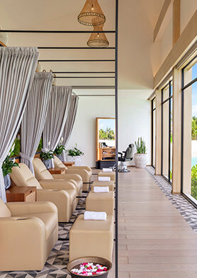 Роскошный салон красоты с видом на океан