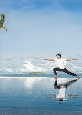 Йога и медитации на фоне океана