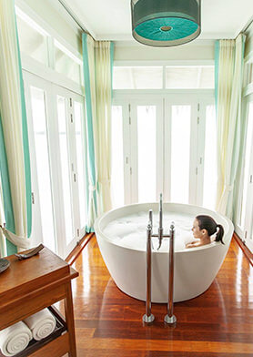 Роскошный релакс в пенной ванне с видом на океан