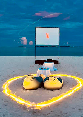 Смотреть любимые фильмы на фоне океана